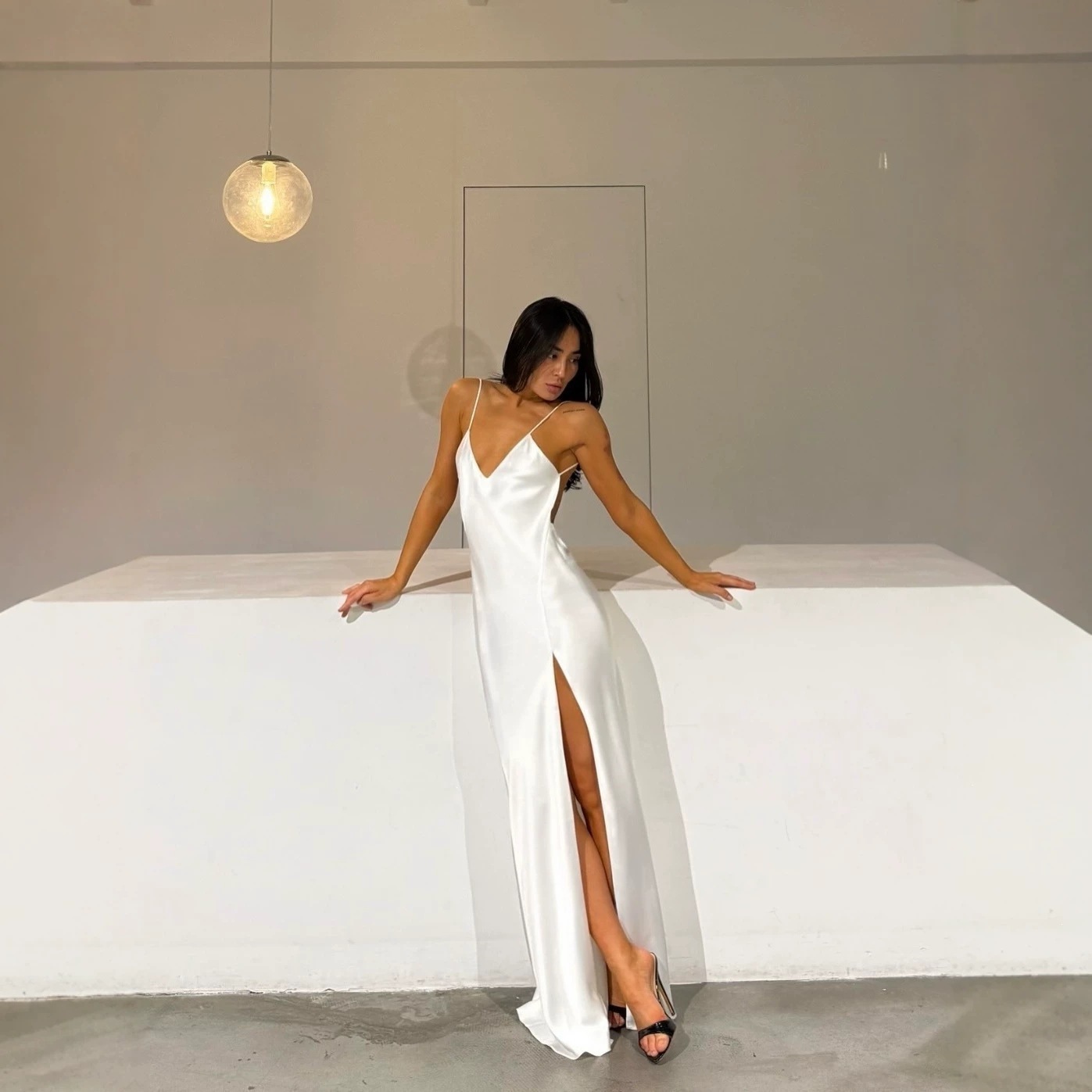White Satin Maxi Evening Dress - Elegant Satin Evening Gown Split 评论和价格